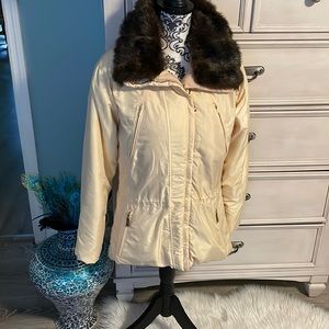 Womens Obermeyer resort size 4 faux fur trim crème ski jacket